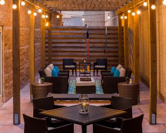 Hilton Garden Inn Arlington/Courthouse Plaza - ארלינגטון - פטיו