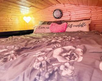 Tiny Town Honeymoon Love Byrd on Lake Eastland by Vacation Your Way - Eastland - Спальня