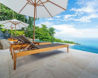Wake up to the sounds of the jungle and dramatic views of the sea - Ballena