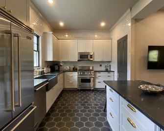 Newly Renovated Designer 3-Br / 2-Bth Carriage House In Athens! - Athens - Kitchen