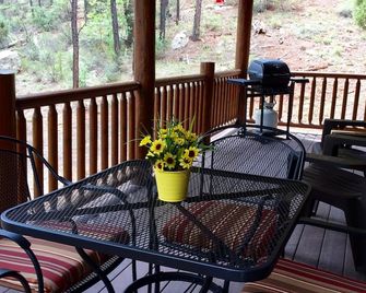 Hillside Hideaway Cabin with a Relaxing View of the Pines! Near Hiking & Lakes! - Show Low - Balcony
