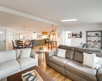 Lakefront Mount Vernon Home with Private Dock! - Mount Vernon - Living room