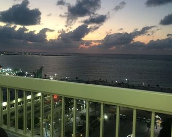 Al-Madina Tower Apartment with panoramic sea view, family-friendly - Mersa Matruh - Balcony