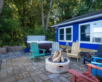 Waterfront 2br Nautical Cottage On Grass - Spring Grove - Patio