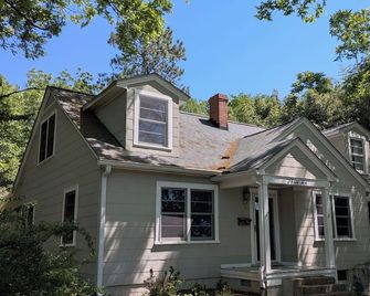 House on the Hill! Large well-kept family home in cutest town in North Carolina - Hillsborough - Edificio