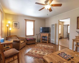 Walk to Historic Downtown Silver Citybr1017 N. Bennett St. - Silver City - Living room