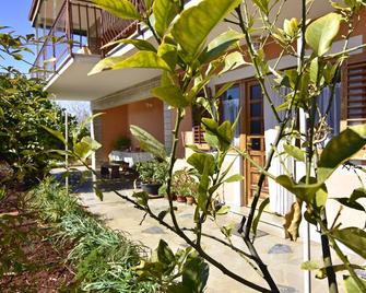 Apartment Marija 2 in Salvore near the beach, AC, WiFi, parking - Bašanija - Innenhof