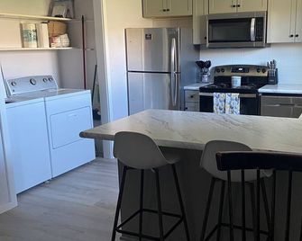 The Riverview Place - 2 bedroom house in Coulee Dam with WiFi, AC - Coulee Dam - Kitchen