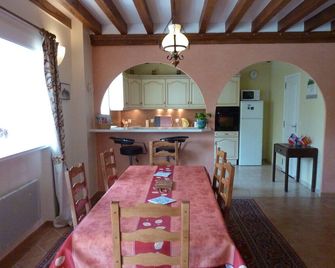 The calm of the countryside near the beaches and the historic town of Bayeux - Aure-sur-Mer - Dining room