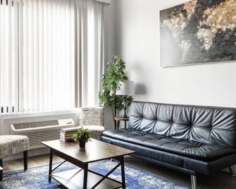Luxury Apartments - Newark Int Airport - Evonify Stays - Elizabeth - Living room