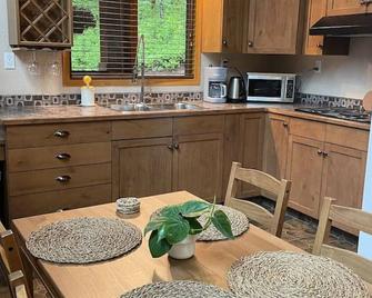 Crowsnest River Chalet - Yeti - Crowsnest Pass - Küche