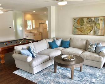 Lakefront Retreat - 2 Kayaks & Paddle Boards - Private Dock - Boat Rental - Lake Norman of Catawba - Living room