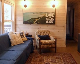 Cozy Gas Heated Home, Double Driveway & Fish Shed 0.3 miles to Lake Access!! - Winnipeg Beach - Living room