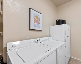 Work Play Stay - Downtown Sacramento Convention & Golden1 Center - Large Studio - Sacramento - Lavandería