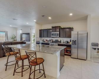 Lovely spacious home, king size bed, fast speed Wi-Fi, large TVs in all rooms - Rio Rancho - Kitchen