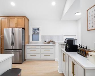 Luxurious Retreat with Sauna and Modern Design - Warrensville Heights - Kitchen