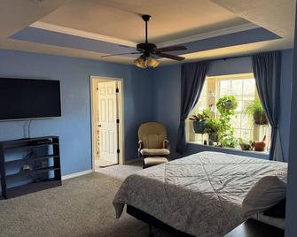 Tecumseh Retreat - Norman - Bedroom