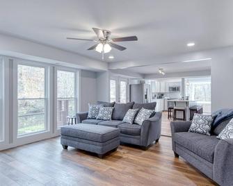 Newly remodeled 4BR lodge on Wolf Creek - Narrows - Sala de estar