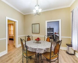 Cozy Vicksburg Home with Patio about 1 Mi to Riverfront! - Vicksburg - Dining room