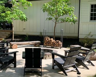 Magnificent Home, Saltwater Pool. Walk to beach! Hot Tub Open year round! - Union Pier - Patio