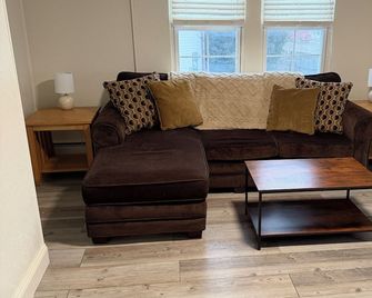 2-bedroom apartment in tranquil Johnstown with AC for comfort - Johnstown - Wohnzimmer