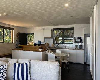 Serenity by the Lake - Romantic Waterfront Couple's Getaway - Marks Point - Soggiorno
