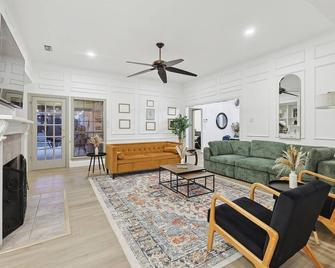 Beautiful 5br 2ba Desoto Holiday Home With Pool - DeSoto - Living room