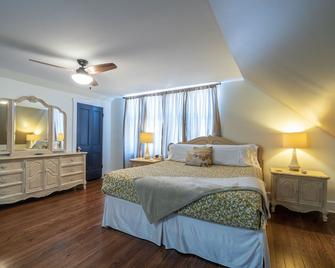 Spacious Historic Downtown Loft! Best Location In The Heart Of Town! - Hermann - Schlafzimmer
