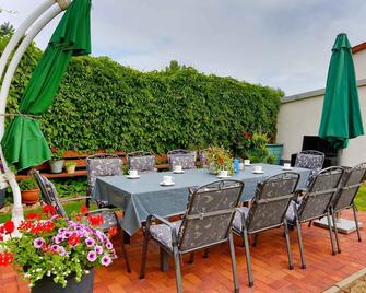 Holiday apartment with terrace and garden - Karnin - Innenhof