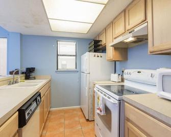 Walk to Beach - Heart of Entertainment District 1 Bedroom Home by RedAwning - South Padre Island - Küche