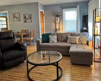 Dixon hideaway. 2BR comfy house with fenced yard - Dixon - Living room