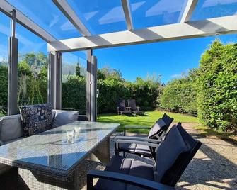 Holiday park, sea, Glasüberd.Terrace, internet, golfpl. Outdoor pool, bathing lake, lake - Dirkshorn - Patio