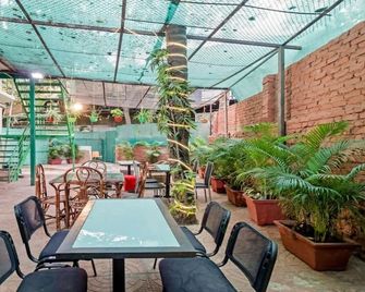 Qubestay Airport Capsule Hotel & Hostel - Mumbai - Restaurant