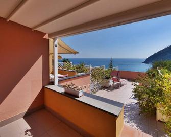 Hotel Mondial - Moneglia - Innenhof