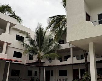 Costa Ayala suite 3 with 1ks bed and 3 sofas, all basics, 2 blocks from beach - Los Ayala - Edificio
