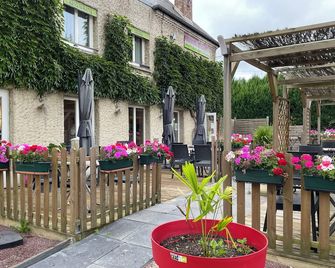 Logis Hôtel Restaurant Auberge Saint Martin - Saint-Gatien-des-Bois - Binnenhof
