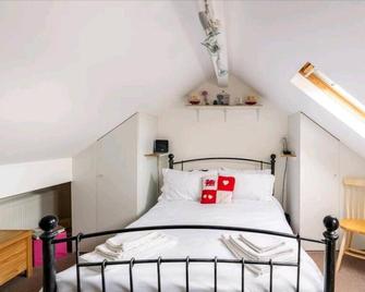 3 Bedroom - 1 Bathroom - Garden - Pet Friendly - Wrexham - Bedroom