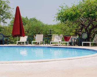 Etosha Safari Camping2Go - Ombika - Piscina