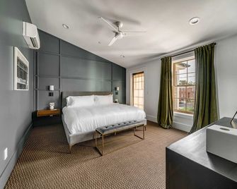 Superior King Room at The Emerald - Beaufort - Bedroom