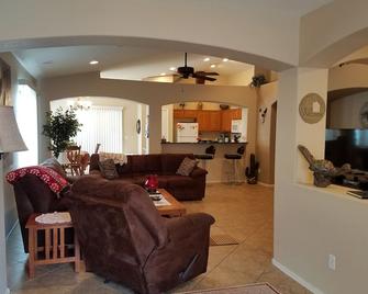 Beautiful Property with Jacuzzi In Buckeye Sleeps 8 - Buckeye - Living room