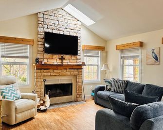 Private Cove Lake House: Family-Friendly, Kayaks, Dock & Firepits - Abbeville - Sala de estar