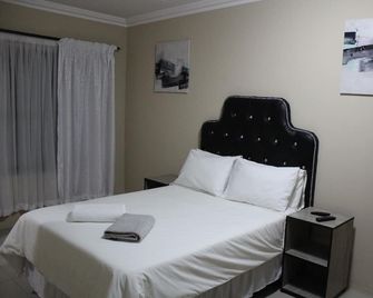M n M Guest House - Polokwane - Slaapkamer