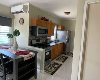Gated community, fully air condition, hot water and 24 hours video surveillance - Spanish Town - Cocina