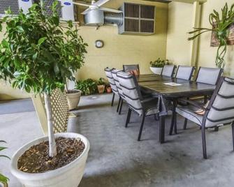 Golden Guitar Motor Inn - טמוורת' - פטיו