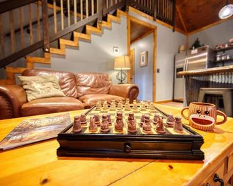 Blue Moon Cabin - Fast Internet, Hot Tub, in the mountains! - Suches - Living room