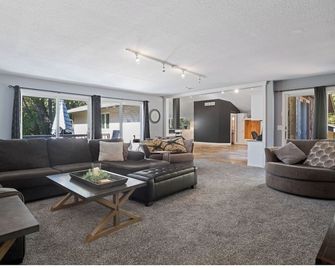 Large Recreational Retreat - Hudson - Вітальня