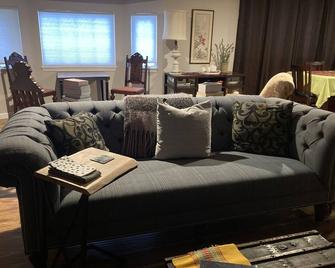 Seabeck/Bremerton 1 Bedroom all your own in furnished house; enjoy trails/lakes. - Bremerton - Wohnzimmer