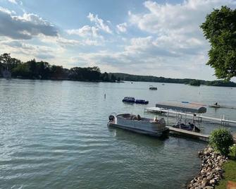Big Cedar Lake, 125 feet of sandy frontage, beautiful shore, sunsets, spacious - West Bend - Außenansicht