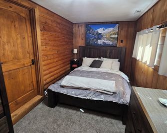 Log Cabin in the Mountains - Trout fishing, skiing & hiking right out your door! - Glenwood Springs - Bedroom