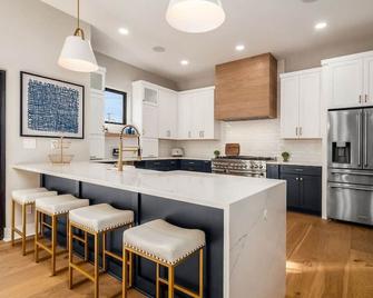 High End New Build, Rooftop Hot Tub, City Views - Columbus - Kitchen